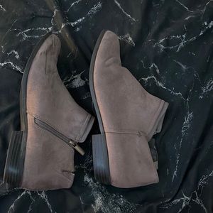Never worn comfortview size 10M brown suede ankle booties
